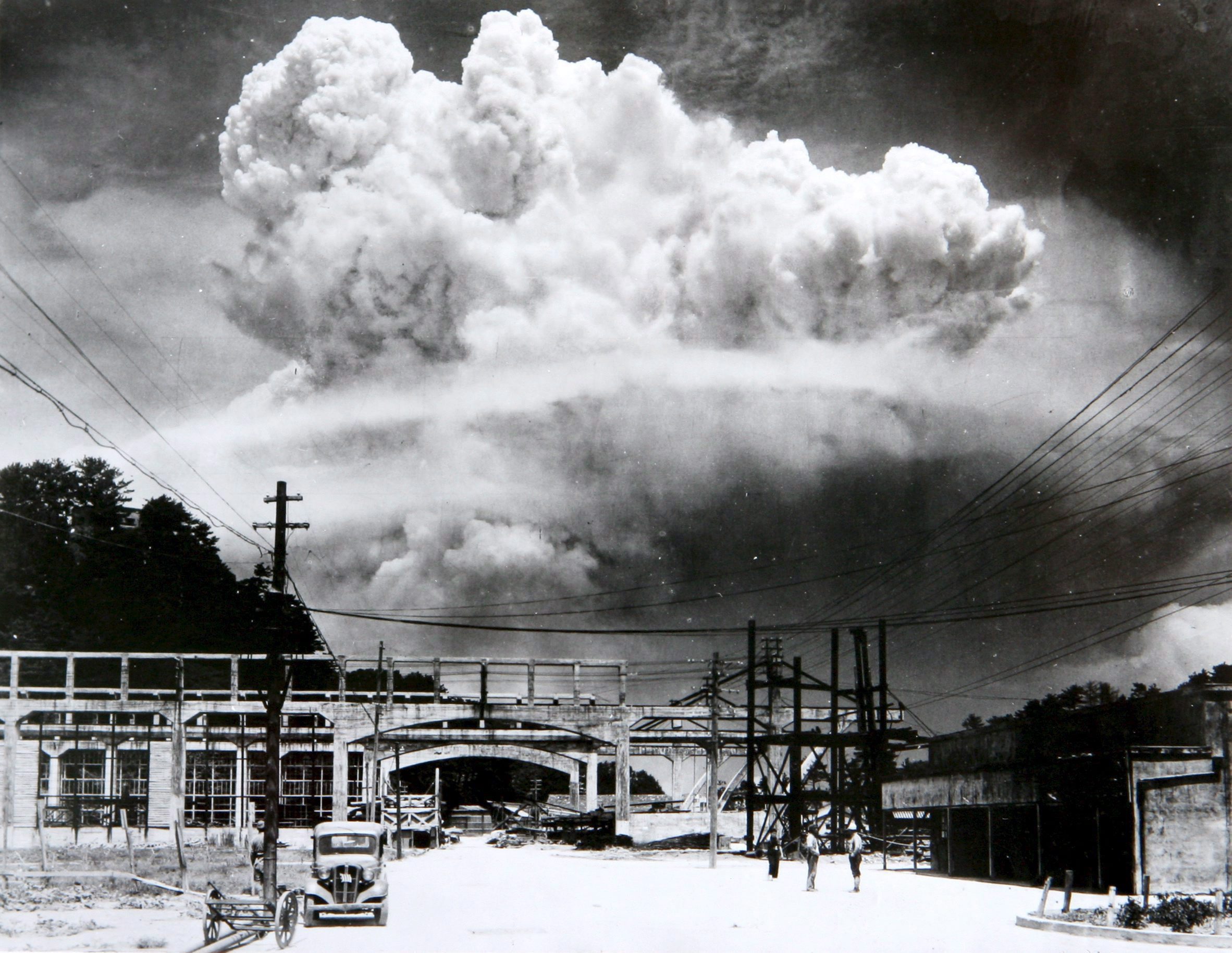 Atomic cloud rising over nagasaki, japan, 9 August 1945, photographed from Koyagi-jima. (Hiromichi Matsuda)