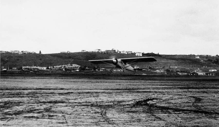 Spirit of St. Louis takes to the air for the first time at Dutch Flats, San Diego, California, 28 April 1927. (Donald A. Hall Collection)