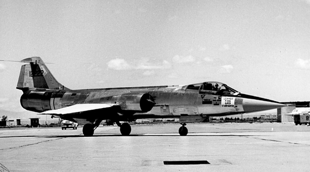 Jackie Cochran taxiing Lockheed F-104G Starfighter 62-12222 at Edwards AFB, 1964. (FAI)