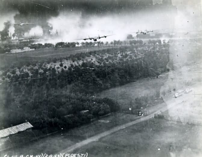 U.S. Army Air Forces B-24 bombers clearing a target at Ploesti, Romania, 1 August 1943. (U.S. Air Force)