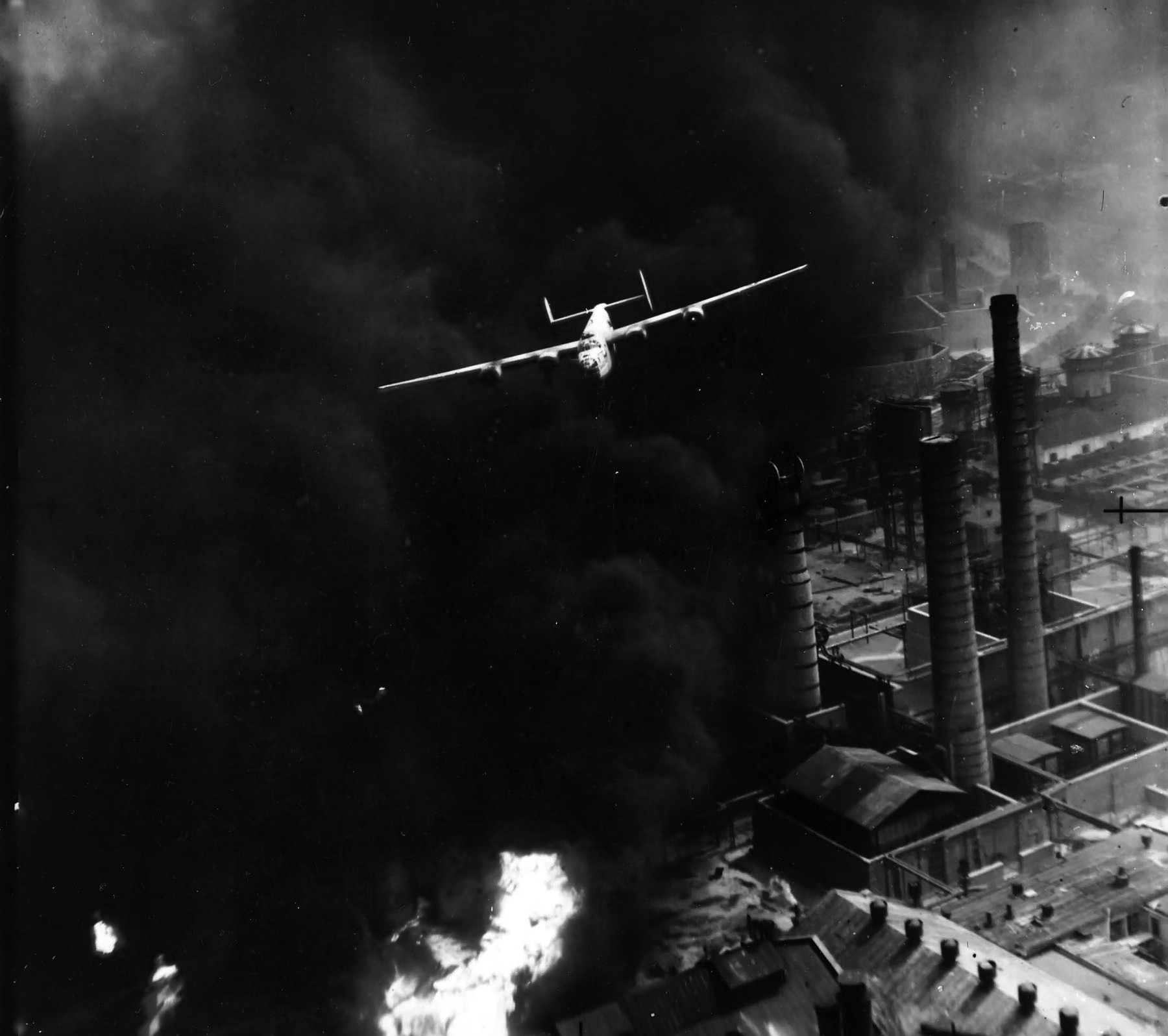 In one of the most famous photographs of World War II, Consolidated B-24D-55-CO Liberator 42-40402, The Sandman, i sover Targer White IV, the Astra Romana refinery, Ploesti, Romania, 1 August 1943. (U.S. Air Force)