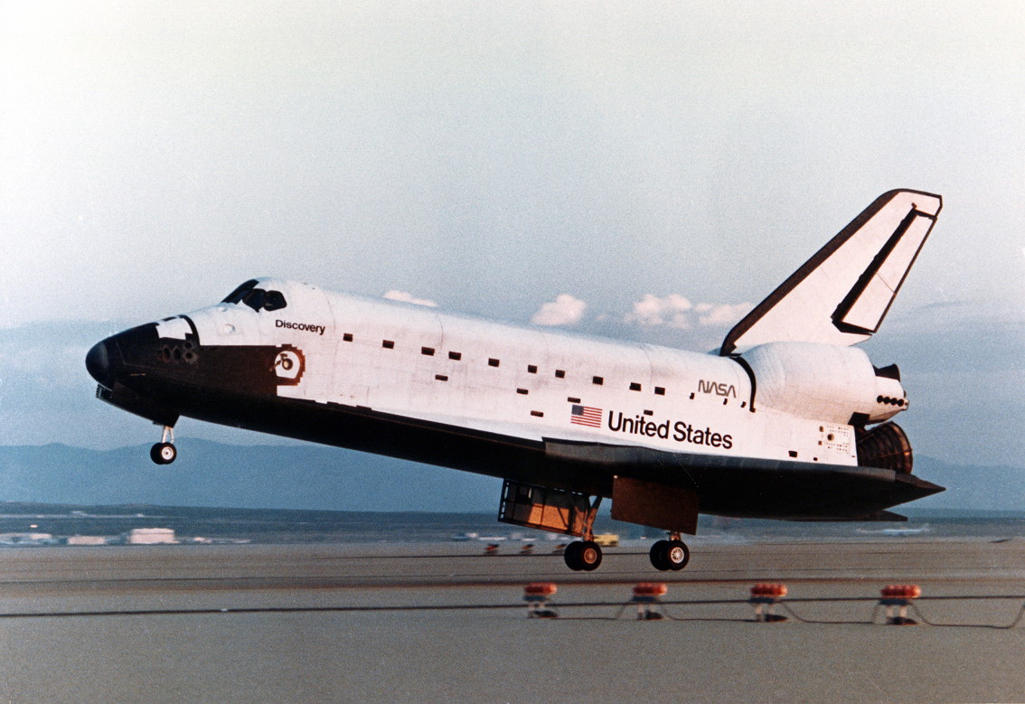 Space-Shuttle-Discovery-STS-41-D-landing-at-Edwards-AFB-0637-PDT-5-September-1984.jpg