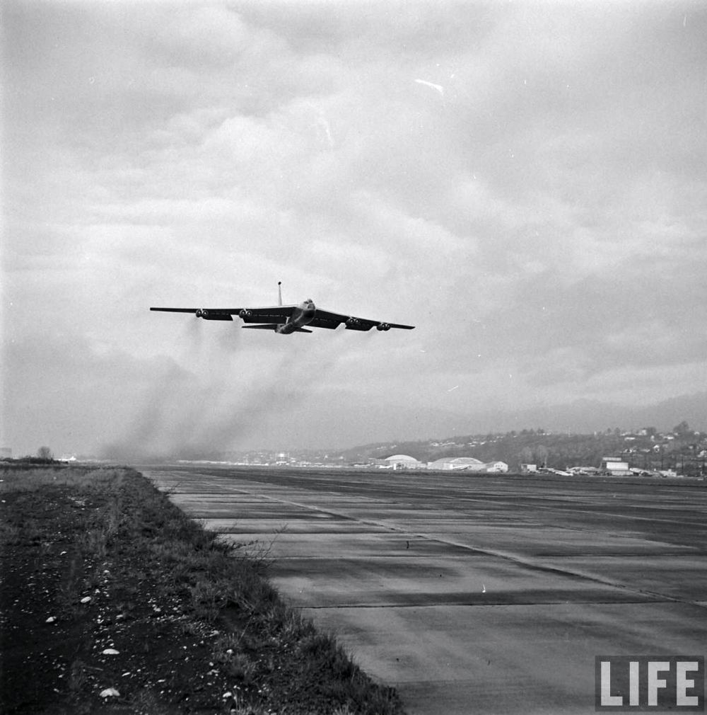 60 years ago: The famous Boeing 707 prototype barrel roll over Lake  Washington