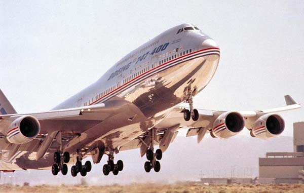 Boeing 747-400 N401PW lifts off the runway at Moses Lake, Washington. (Boeing)