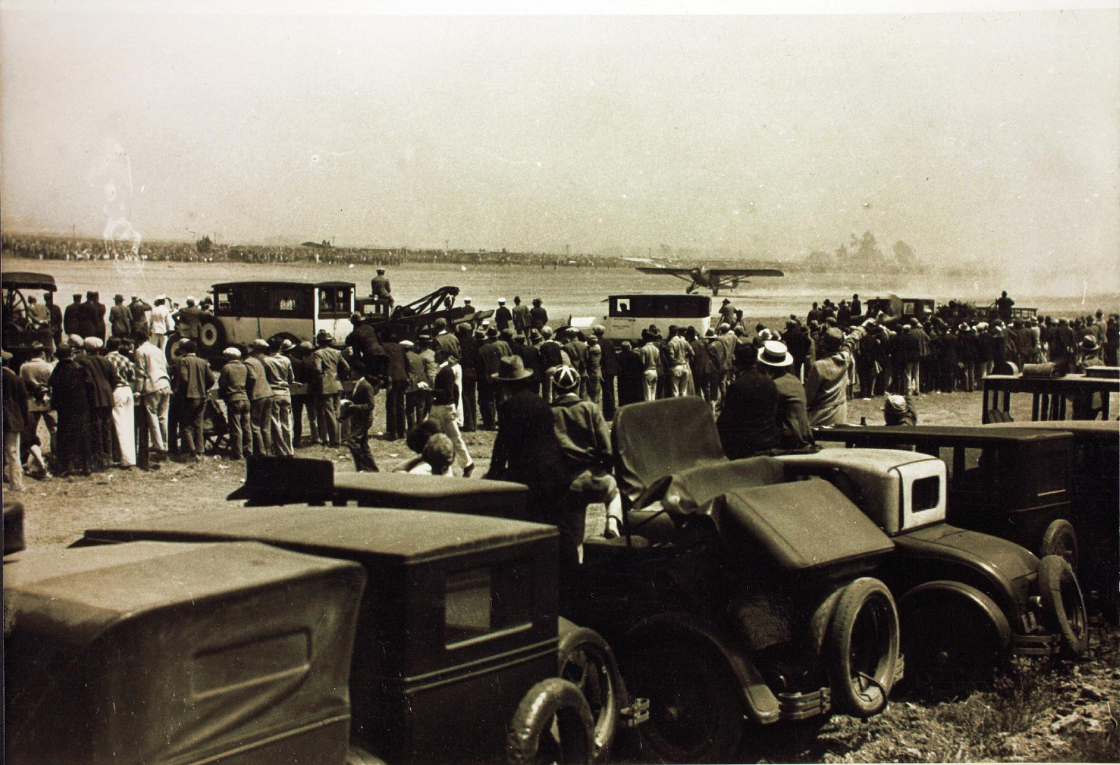 The first airplane to take off from Oakland for the Dole Air Race was Oklahoma, a Travel Air 5000, NX911. The crowd of spectators was estimated to number 50,000–100,000 people. (San Diego Air and Space Museum Archives.