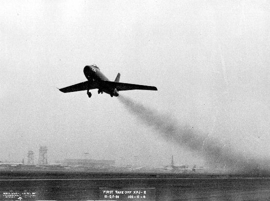 North American Aviation XFJ-2B Fury prototype Bu. No. 133756 climbs out after takeoff from Los Angeles International Airport, 27 December 1951. (San Diego Air and Space Museum Archive)