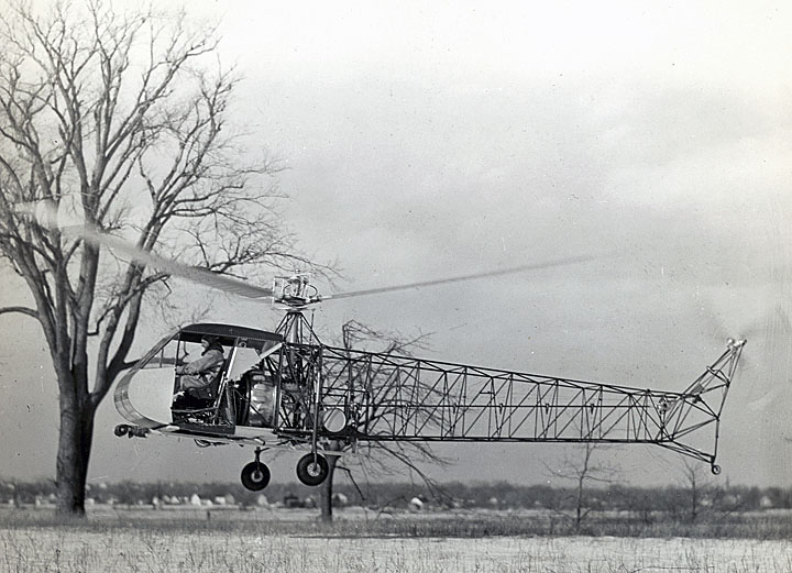Les Morris at the controls of the Vought-Sikorsky VS-316A (XR-4, serial number 41-18874) on its first flight at Stratford, Connecticut, 13 January 1942. (SikorskyHistorical Archives)