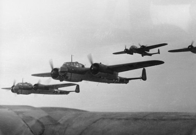 A flight of Dornier Do 17 bombers, circa 1940. (Deutsches Bundesarchiv)