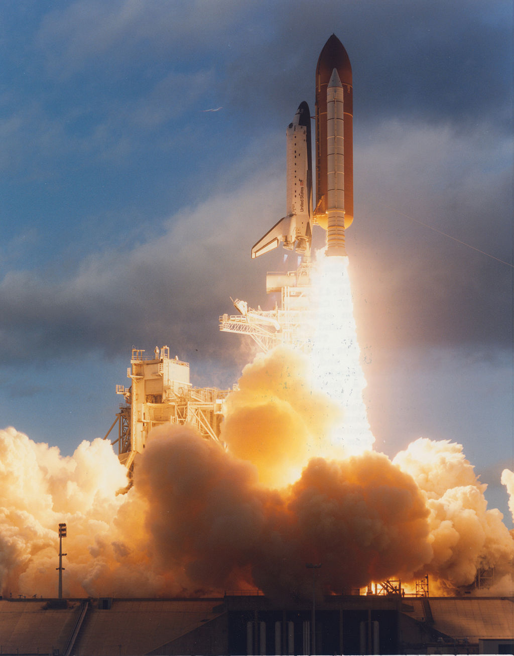 Space Shuttle Atlantis (STS-74) lifts off from Pad 39A, 7:30:43 a.m., EST, 12 November 1995. (NASA)