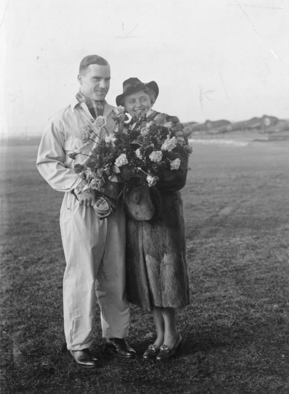 Test pilot Hans Dieterle with his wife, following the speed record flight. (Bundsarchive Bild 183-Z0414-509)