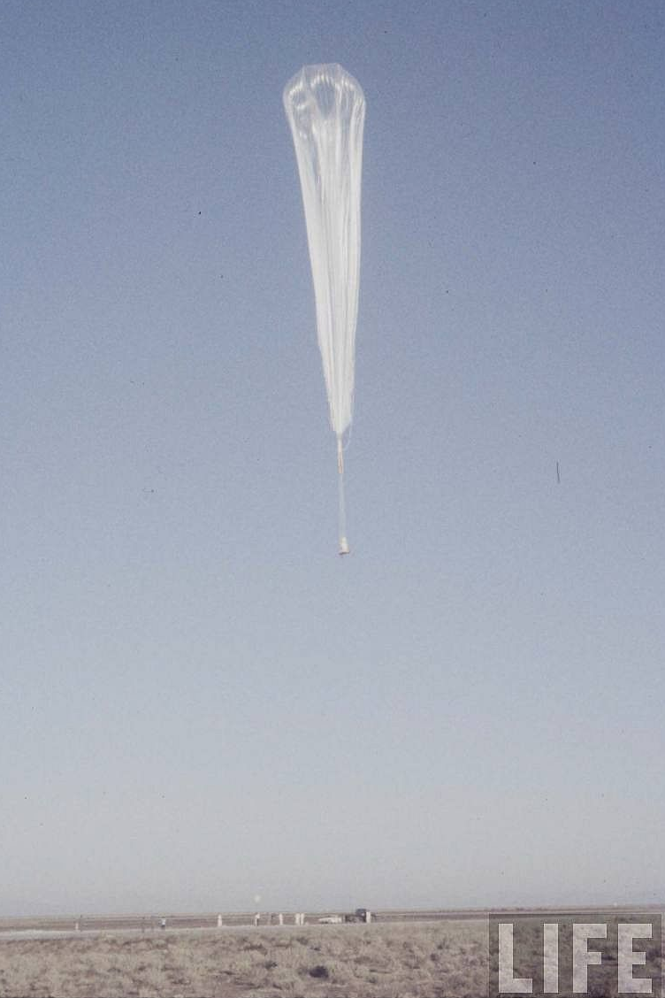 The Project MANHIGH III balloon and gondola, shortly after launch at Holloman AFB, 1151 UTC, 8 October 1958. (Al Fenn/LIFE Magazine)