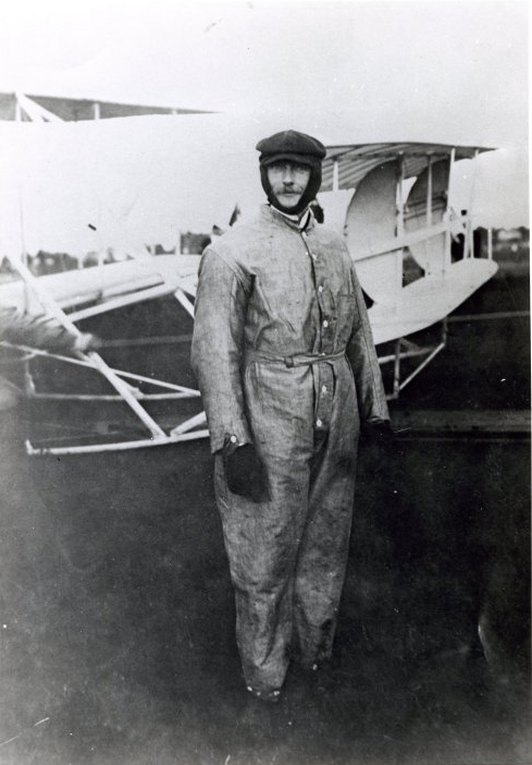 de Lambert, immediately after landing at Pau, 18 October 1909.