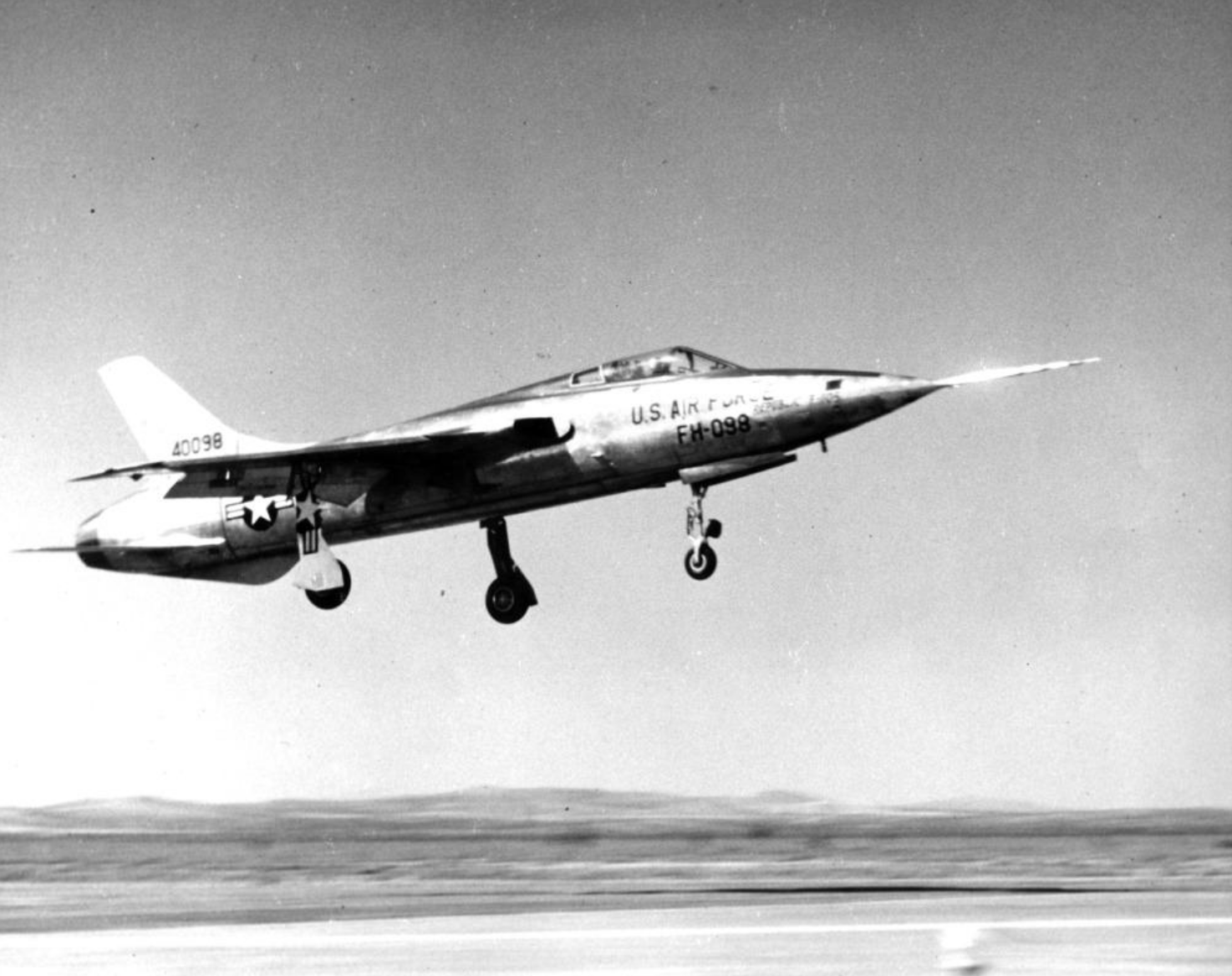 Repiblic YF-105A 54-098 landing at Edwards Air Force Base. (San Diego Air and Space Museum Archives)