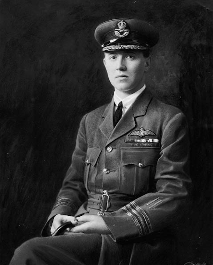 Wing Commander William George Barker, VC, DSO and Bar, MC and two Bars, Royal Air Force, Angleterre, 1918. (Library and Archives Canada)