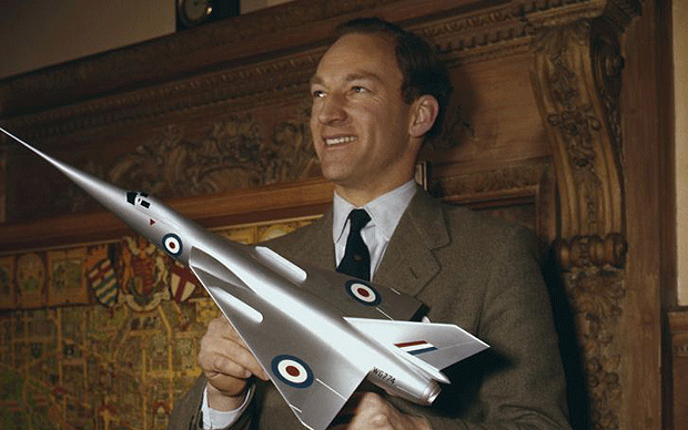 Peter Twiss with a scale model of the Fairey Delta 2. (The Teegraph)