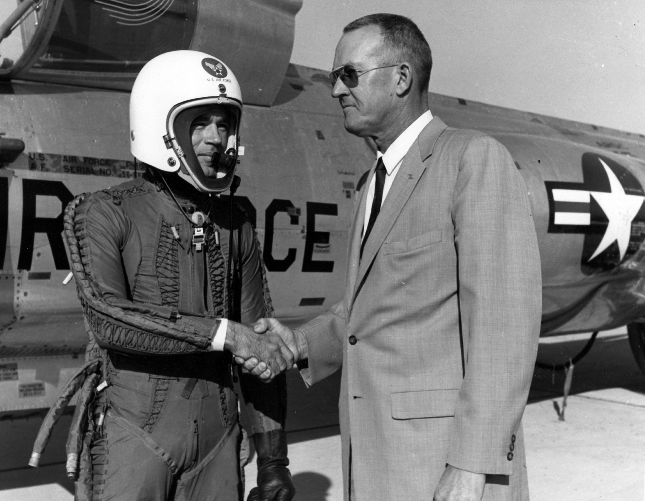 Captain Joe B. Jordan, USAF, is congratulated by Lockheed test pilot Tony LeVier. Captain Bailey is wearing a David Clark Co. MC-3 capstan-type partial-pressure suit with a ILC Dover MC-2 helmet. (Jet Pilot Overseas)