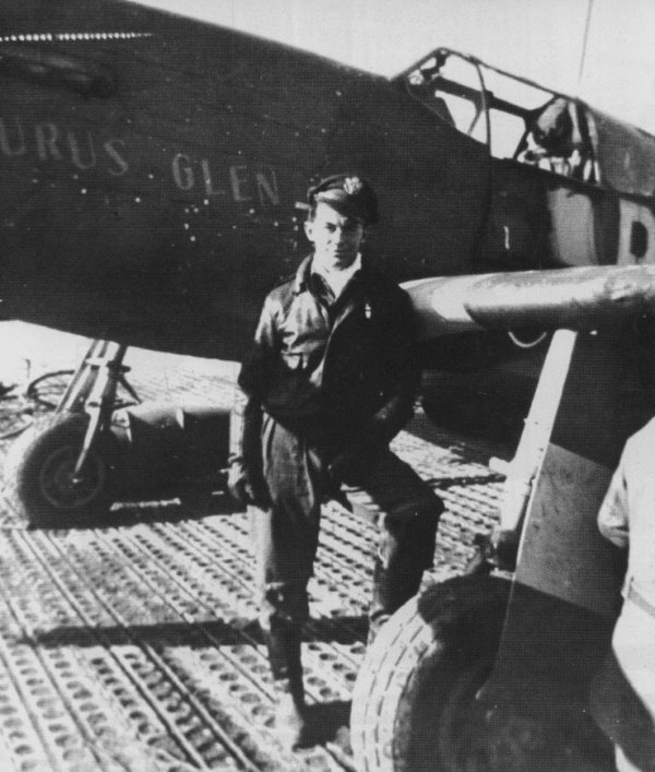 Flight Officer Charles E. Yeager with his North American Aviation P-51B Mustang. (littlefriends.co.uk)