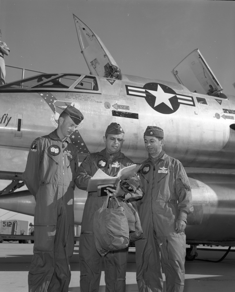 Crew of The Firefly at Edwards Air Force Base, California, 10 May 1961. (Sand Diego Air and Space Museum Archives)