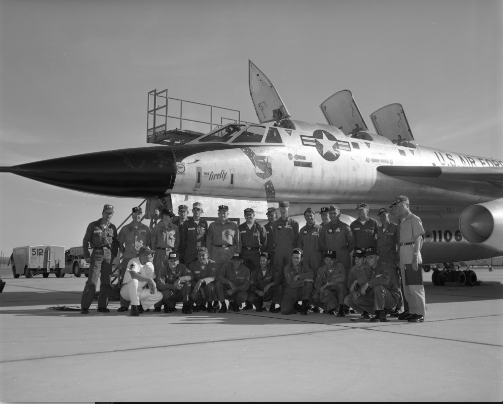 The Firefly's ground crew for the Blériot Trophy speed run, 10 May 1961. (General Dynamics/San Diego Air and Space Museum Archives Catalog number 01 00093629)