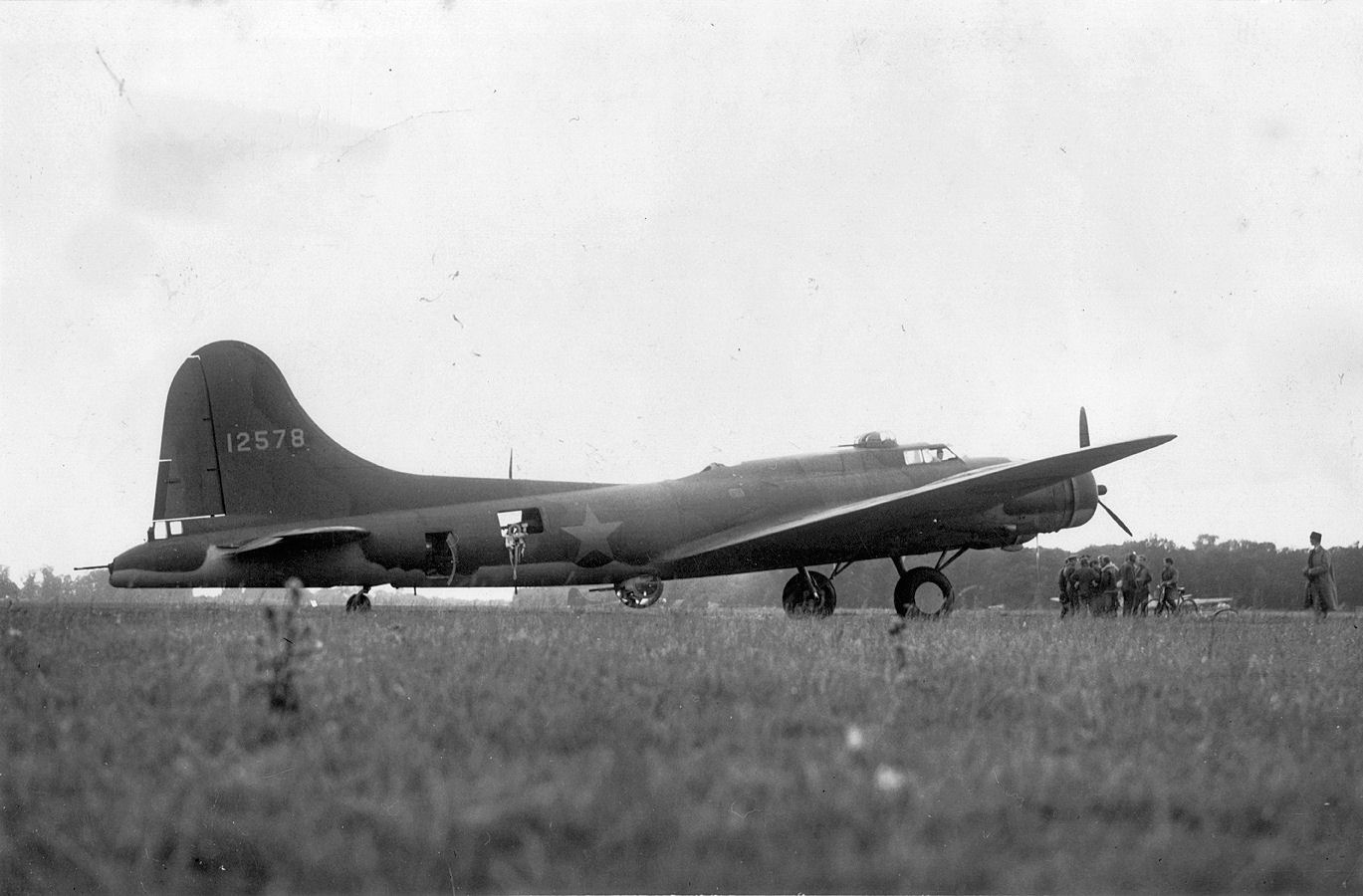 Boeing B-17E Flying Fortress 41-2587, 97th Bombardment Group, photographed 17 August 1942. (Imperial War Museum, Roger Freeman Collection, Object Number FRE 4053)
