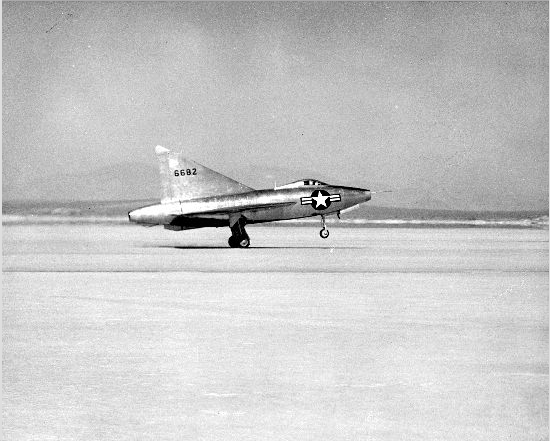 The XF-92A touches down on Muroc Dry Lake, 1948. (San Diego Air and Space Museum Archives)