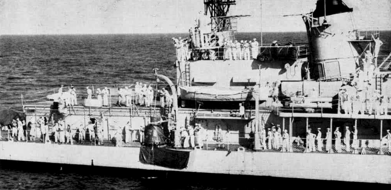 USS_Noa_DD-841_hoists_Friendship_7_capsu