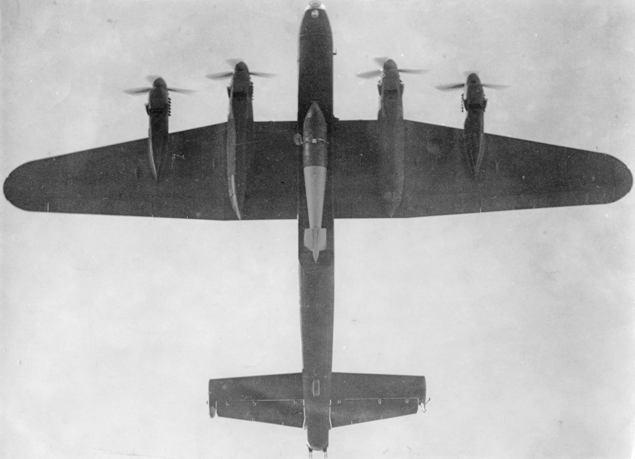 ww2 bomber planes dropping bombs