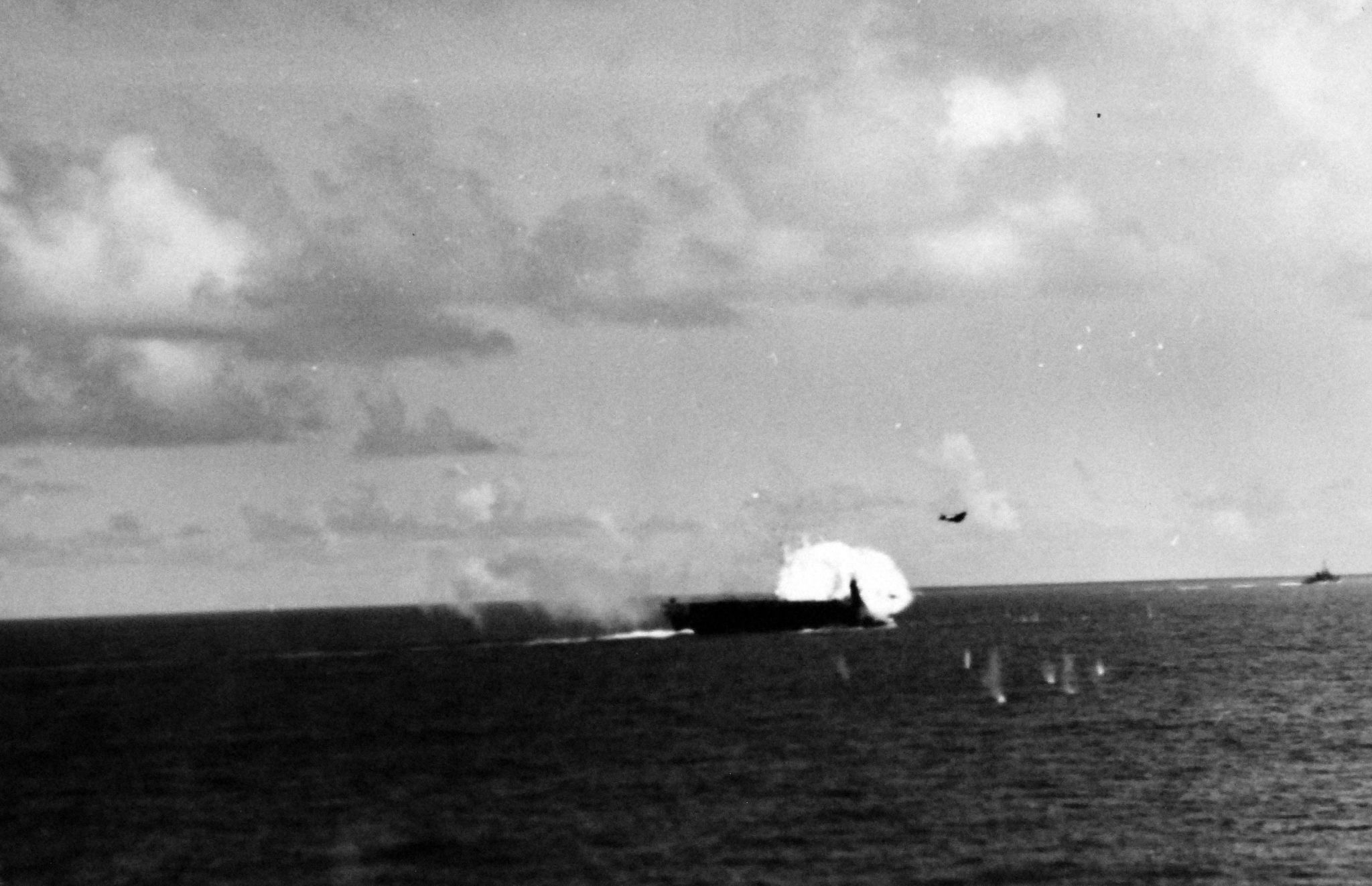 A Zeke crashes into the flight deck of USS Suwanee (CVE-27), 26 October 1944. (National Archives and Records Administration 80-G-270613)