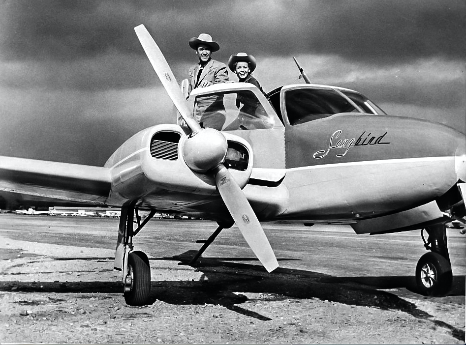 acteurs Kirby Grant en Gloria Winters met een Cessna 310B, N5384A, the Songbird. (Foto door Hal McAlpin)