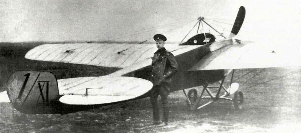 Nieuport type IV ... et plus globalement les Nieuport jusqu'en 1914 ! 4.Letchik-Nesterov-u-svoego-Nieuport.IV-posle-mertvoj-petli.