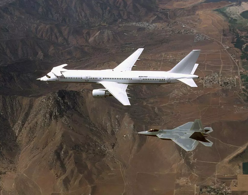 Испытание самолета. Локхид YF-22. Боинг n757a. Boeing-757 f-22 Flying testbed. Boeing 757 'Catfish' ..