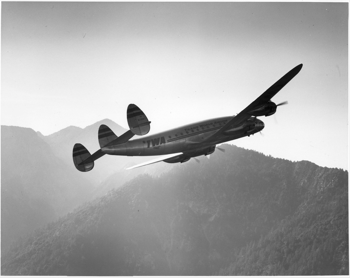 Might flight. Локхид Боинг Дуглас. Самолеты TWA. Lockheed a380. Lockheed l-649 Constellation.